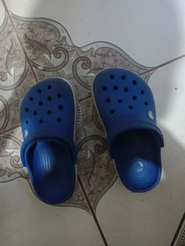 Crocs azul infantil 
