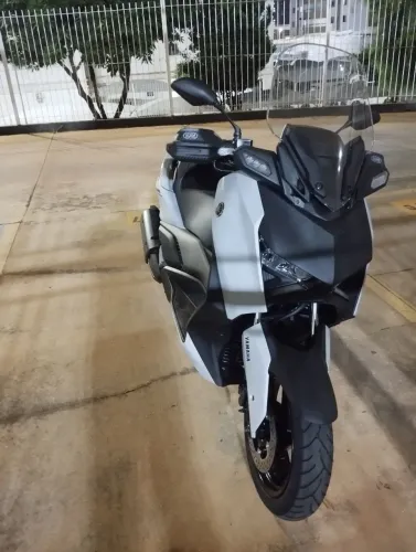 Yamaha X-MAX 250, Conected 2025, Novo modelo com acessórios de segurança.