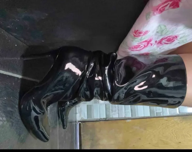 Bota Feminina Preta de Verniz - Usada 1x - Novíssima