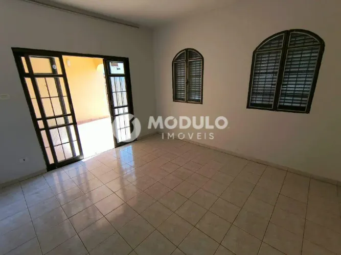 Casa residencial disponível para locação no bairro Brasil.
