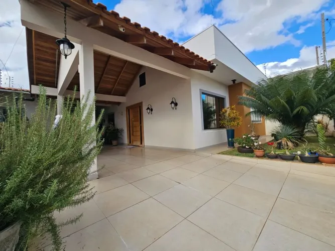 LINDA CASA A VENDA BAIRRO TRES LAGOAS MARINGÁ