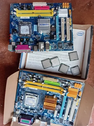 Duas placas e alguns processadores de PCs antigos