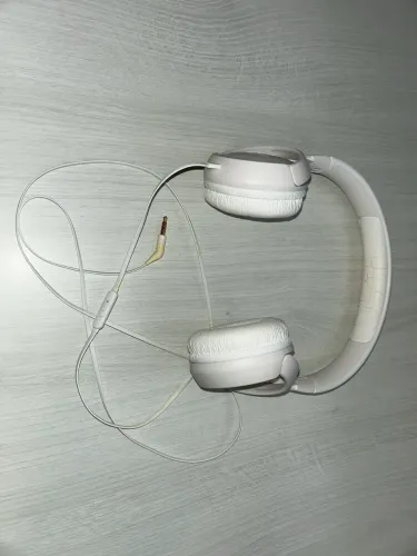 Fone de ouvido com fio JBL. Usado com marcas