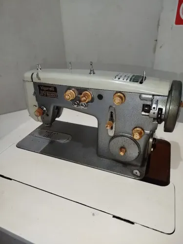 Maquina de costura Vigorelli c/ mesa