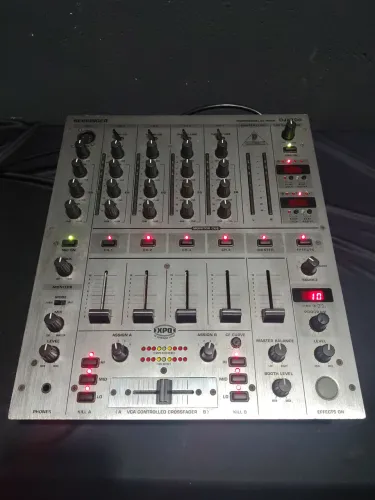 Profissional DJ Mixer Behringer DJX 700 (4 canais) 110/220v