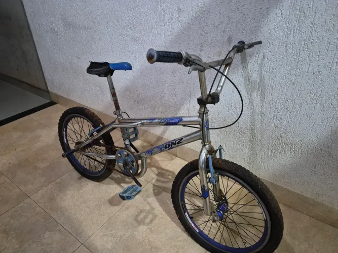Bicicleta aro 20 (os dois pneus furados)