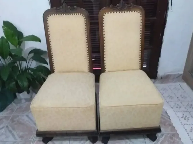 Elegantes poltronas em madeira trabalhadas