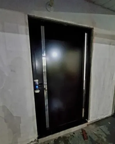 Porta de entrada moderna com fechadura digital