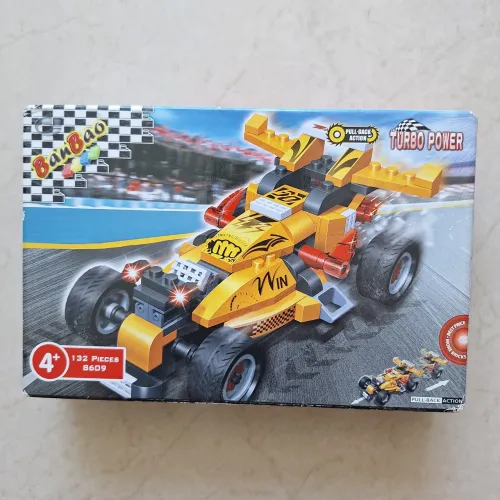 Carrinho de montar encaixando peças