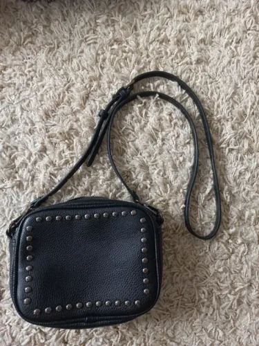 Bolsa de Ombro Preta com Detalhes em Metal