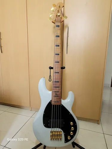 Baixo 5 Cordas Dacruz modelo Music Man