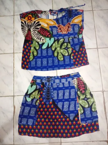Conjunto de saia e blusa estampada