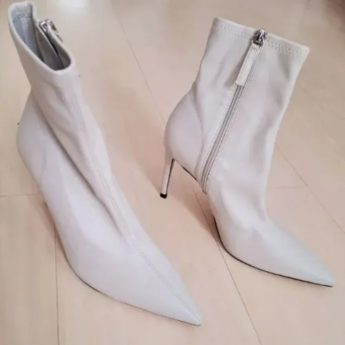 Bota de Couro Zara Salto Fino Cano Baixo 
