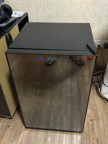 Adega Climatizada Spicy 28 Garrafas - Porta Espelhada e Painel Digital Touch
