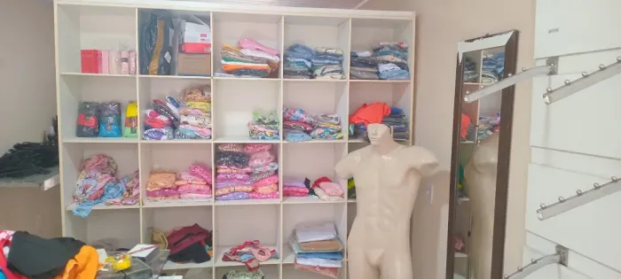 Vende-se Móveis de Loja de Roupas
