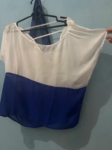 Blusa feminina bicolor azul e branco