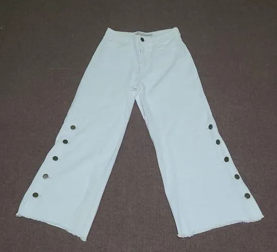 Calça branca feminina com botões