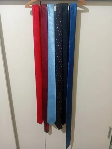 Kit com 6 gravatas em excelente estado de conservação, pouquíssimo uso e barato