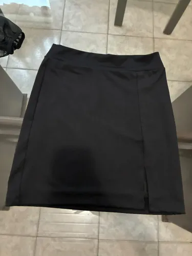 Saia preta curta com fenda na lateral