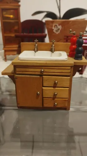 Miniatura de pia de madeira antiga 