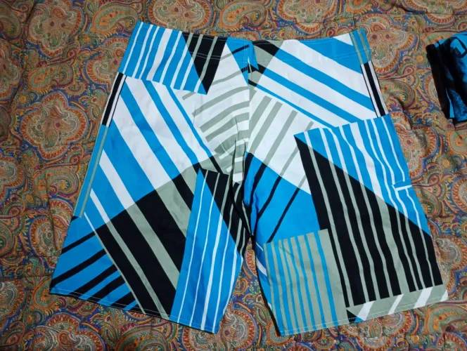 2 Shorts de Praia Colorido com Design Geométrico