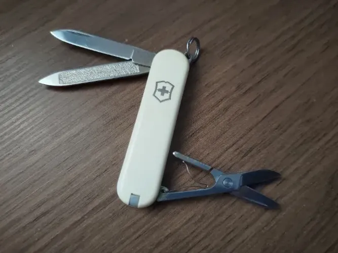 VT6501 - Canivete Suíço Victorinox Classic Usado Branco