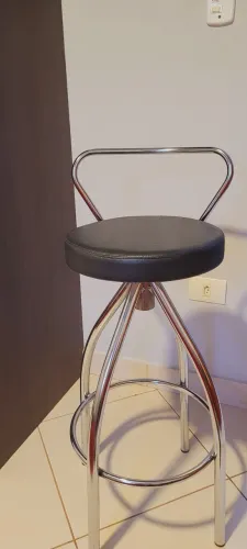Banquinho com Encosto Cromado e Assento Estofado