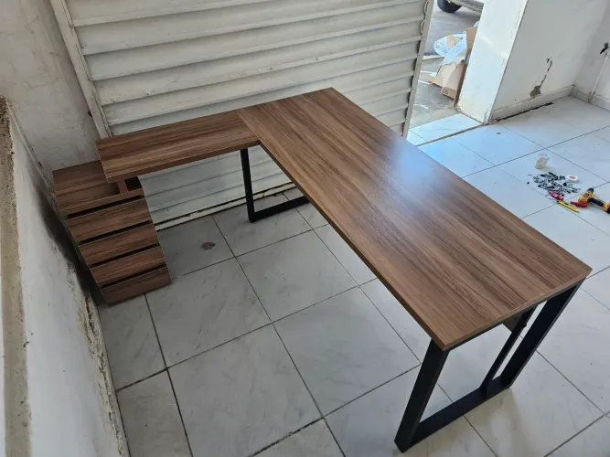 Mesa de Escritório em L com Gaveteiro Integrado