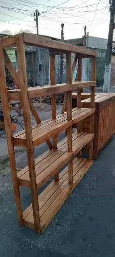 Prateleiras multiuso em palete