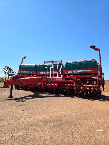 PLANTADEIRA DE GRÃOS 15 LINHAS ARTICULADA PLANTI CENTER BIG FARM G4 - Tk Tratores Nova And