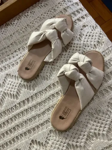 Sandálias Femininas Brancas com Detalhe em Nó