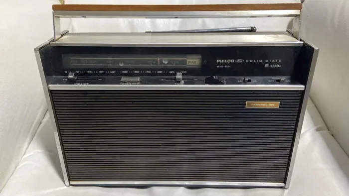 Rádio Antigo Philco Ford 9 faixas ótimo estado DEFEITO