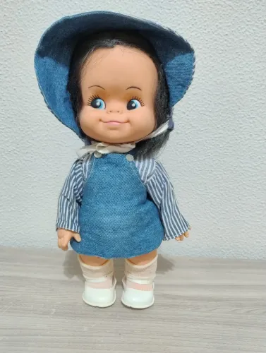 Boneca antiga de vinil anos 60