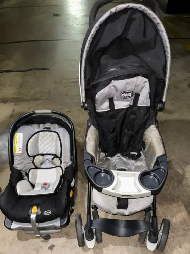 Carrinho de bebê + bebê conforto Chicco