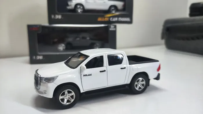 Caminhonete Hilux branca - Brinquedo para crianças