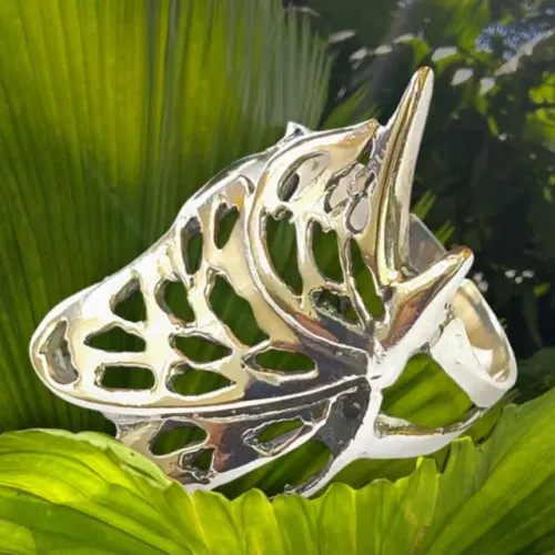 Anel de Prata Polida Com Desenho de Meia Borboleta Vazada na Peça