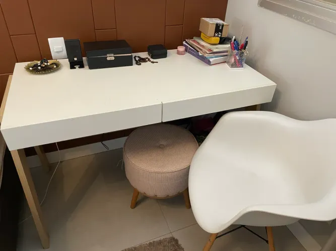 Conjunto escrivaninha com cadeiras de apoio