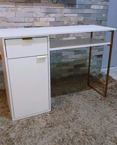 Mesa de Escritório Moderna com Gavetas