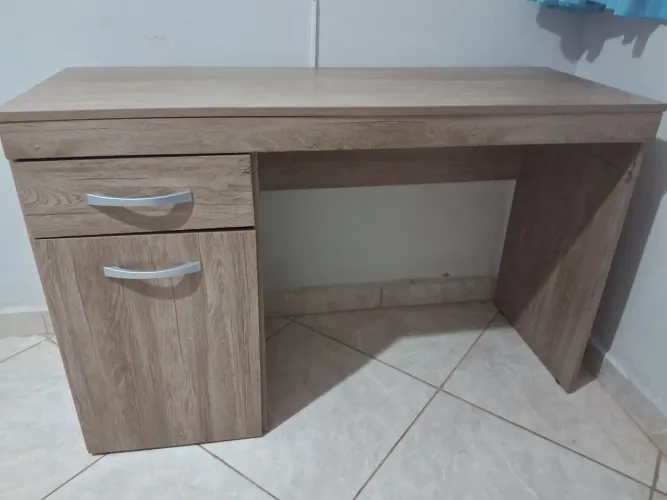 Escrivaninha para quarto ou escritório em ótimo estado, retirar em Hortolândia.
