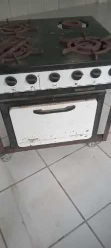 Vendo fogao industrial 4 bocas e forno fucionando perfeitamente