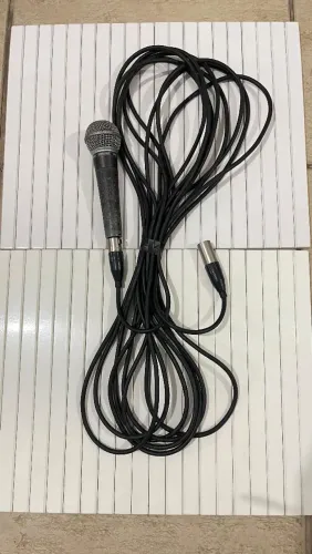 Microfone Shure SM58 com cabo de 5 metros