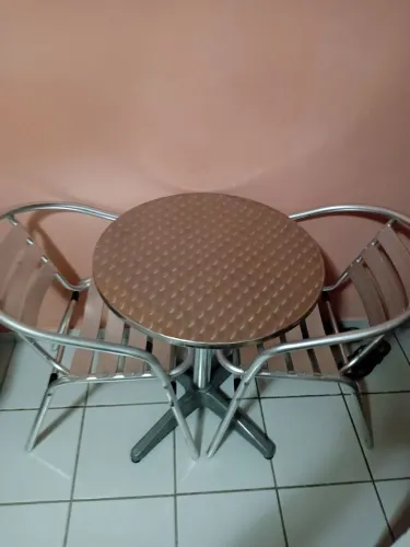 Mesa de alumínio e duas cadeiras