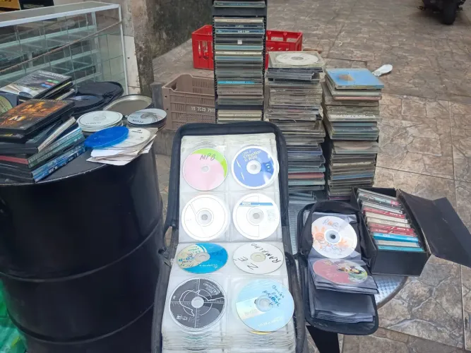 VARIOS CDS, DVDS E FITAS CASSETE