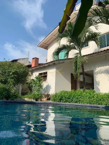 LINDA CASA CONDOMINIO NO QUARENTA HORAS