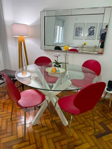 Mesa e cadeiras