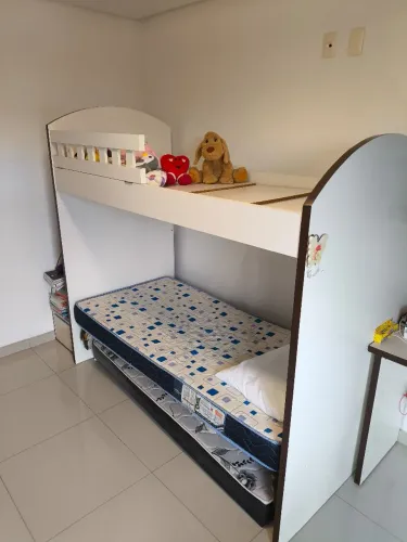 Beliche Planejado com cadeira, mesa e estante.
