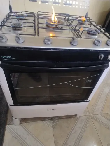 Vende-se fogão Electrolux com cinco bocas reforçadas
