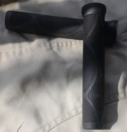 Manoplas GTA semi nova de 165mm preta original 