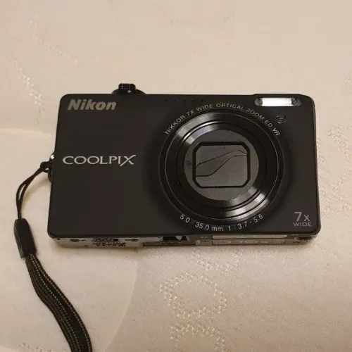 Nikon Coolpix S6000 (com carregador)