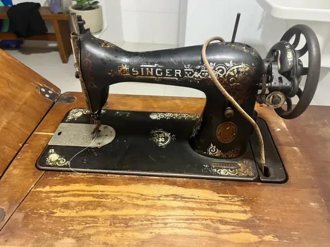 Máquina de costura antiga SINGER